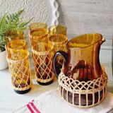 Carafe and glasses in blown amber glass and wicker
