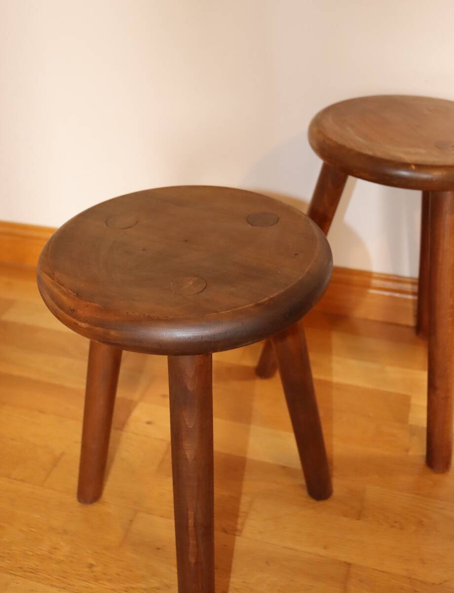 Paire de tabourets tripodes en bois teinté