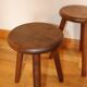 Paire de tabourets tripodes en bois teinté