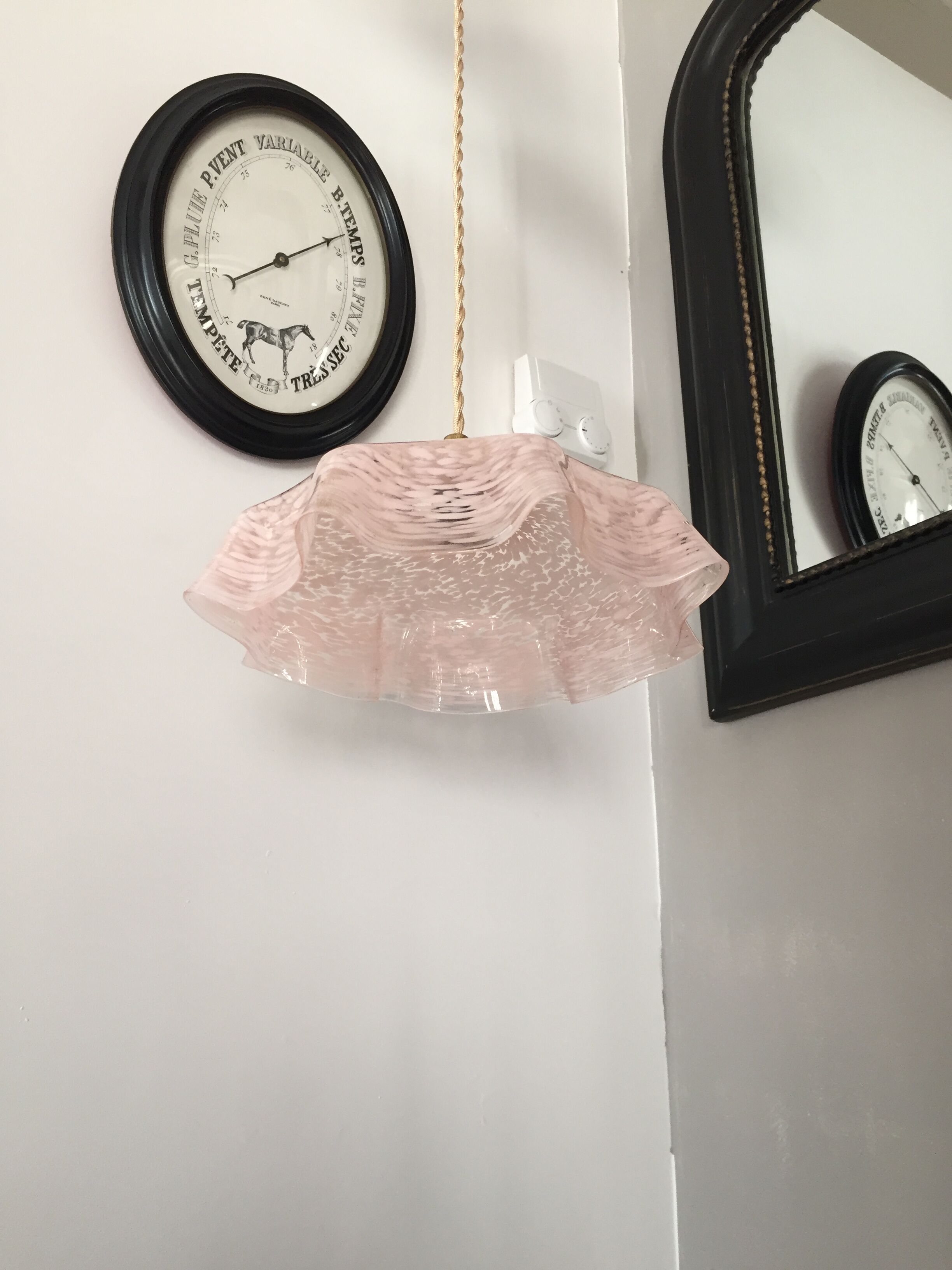 Suspension vintage opaline rose mouchetée et laiton
