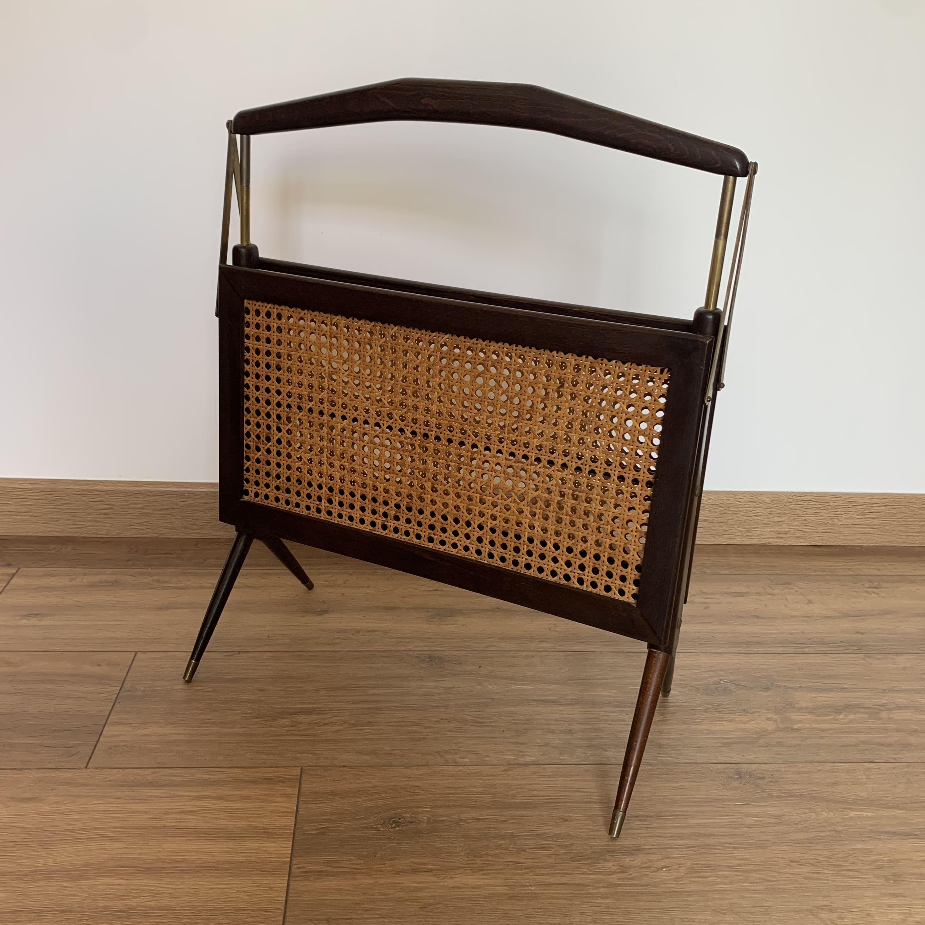 Folding magazine rack