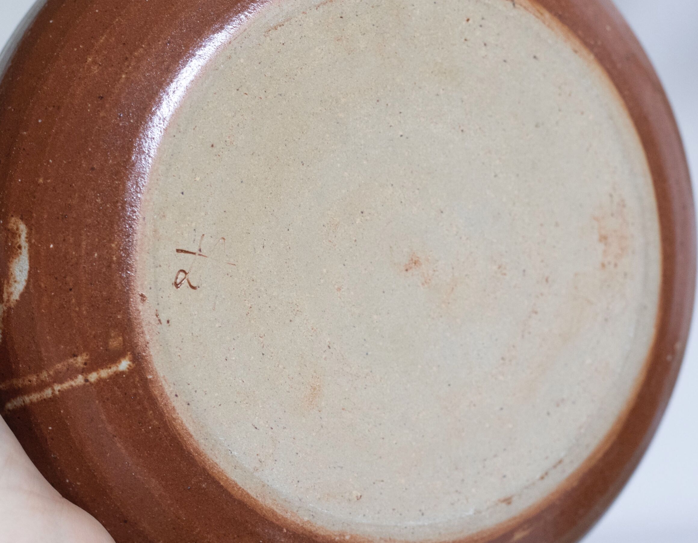 Set of 4 plates in sandstone of Saint Amand signed