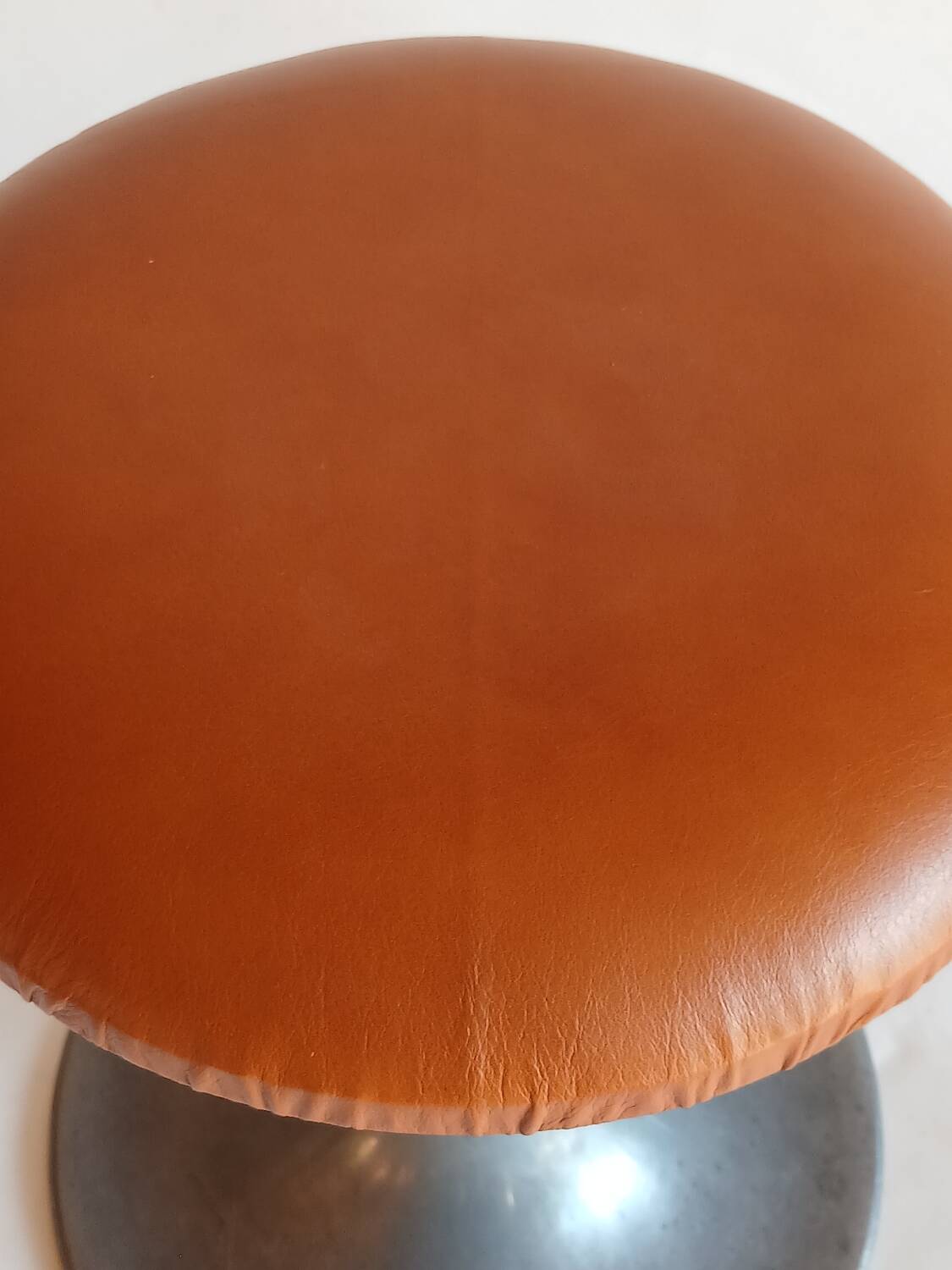 Tabouret pied tulipe à vis,  aluminium et cuir