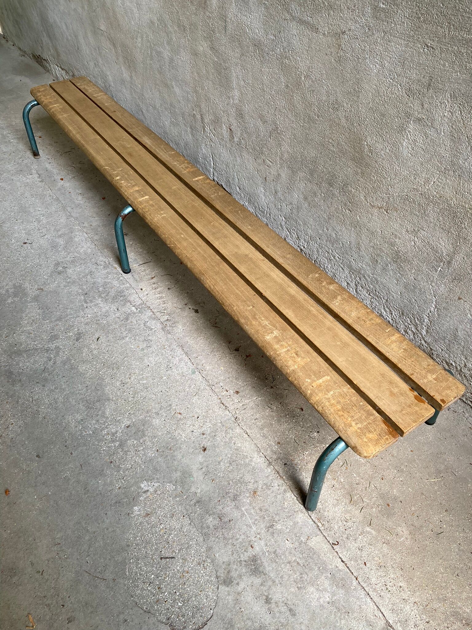 Vintage wood kindergarten bench and tubular structure in Long lacquered metal. 2m / High. 25 cm
