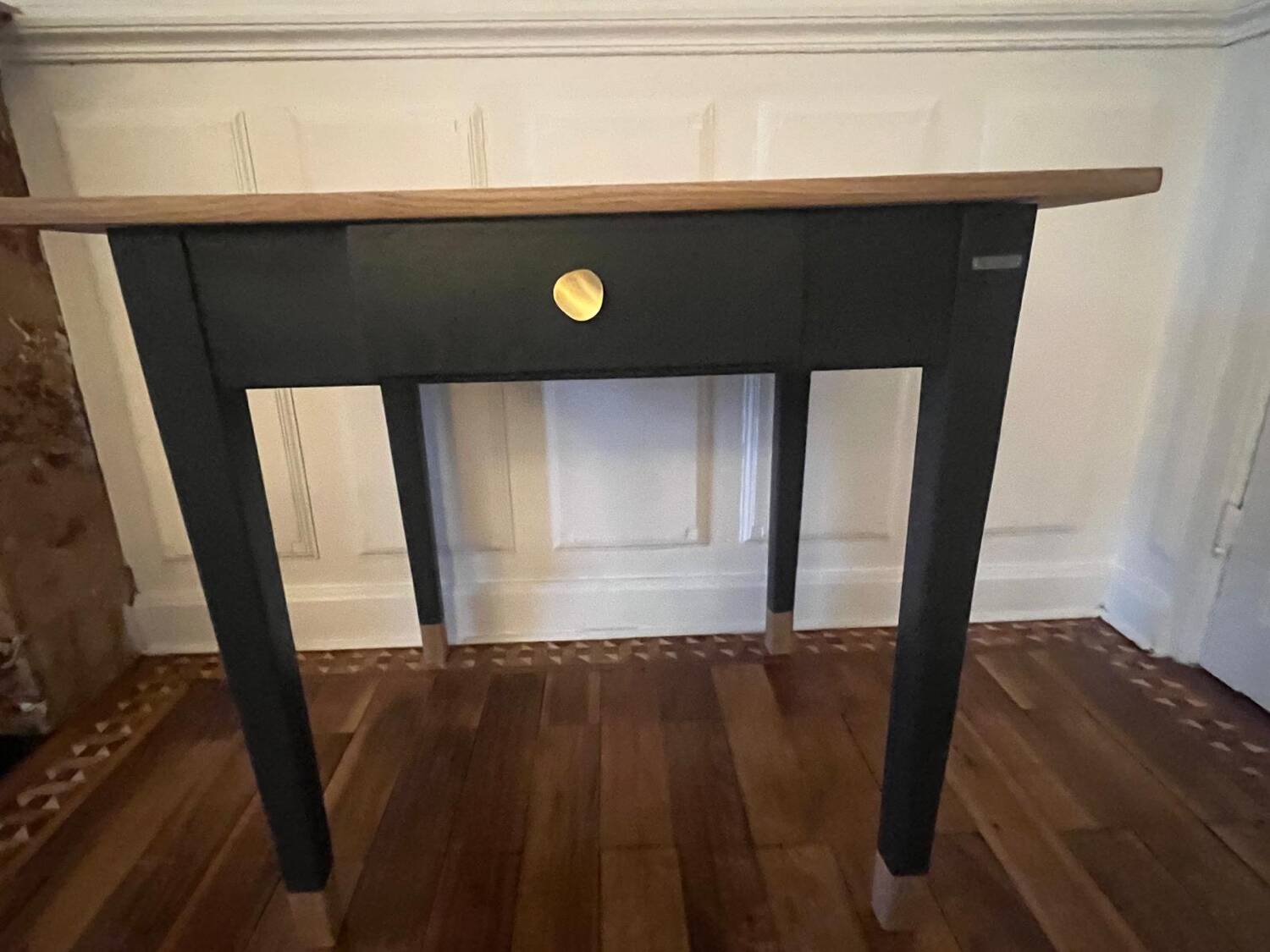 Bureau vintage rénové avec plateau en chêne massif.