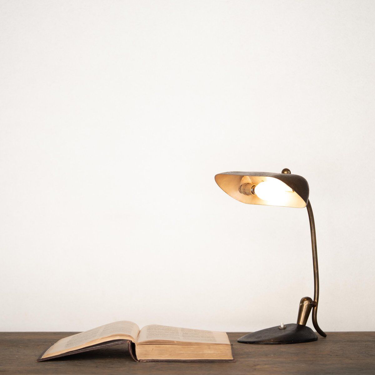 Lampada da tavolo vintage in metallo verniciato, anni '50