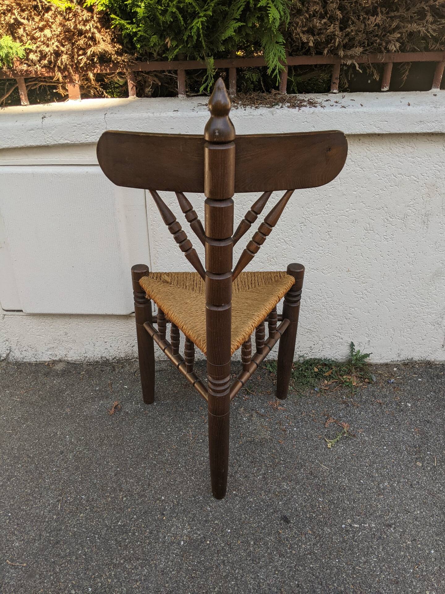 19th-century tripod corner chair, turned wood, Dutch rush.