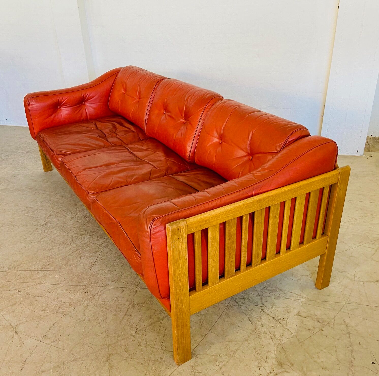 Canapé vintage suédois des années 70 en cuir cognac pour 3 personnes.