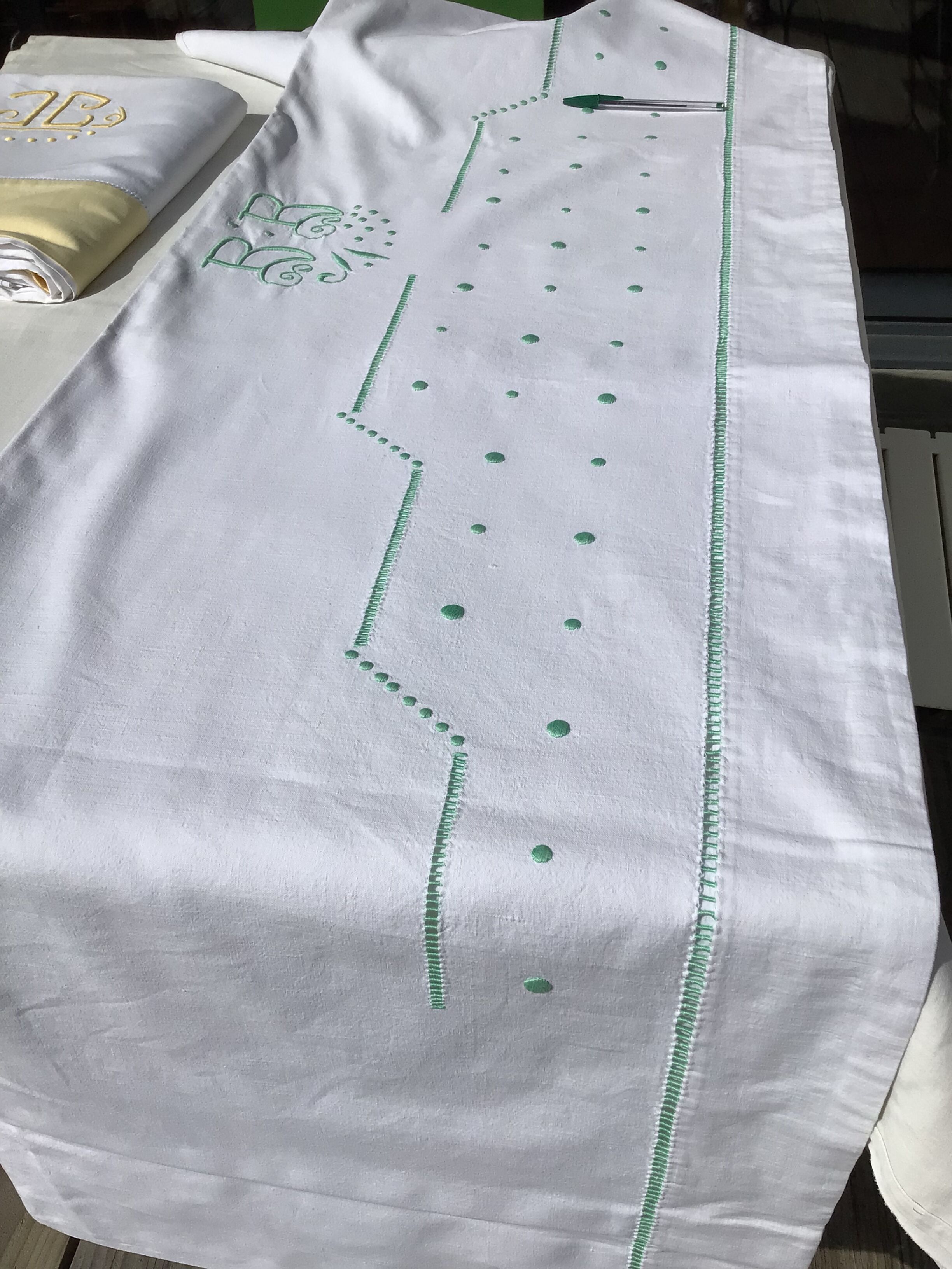 Drap 2 places brodé BB, pastilles, double jour échelle couleur vert clair
