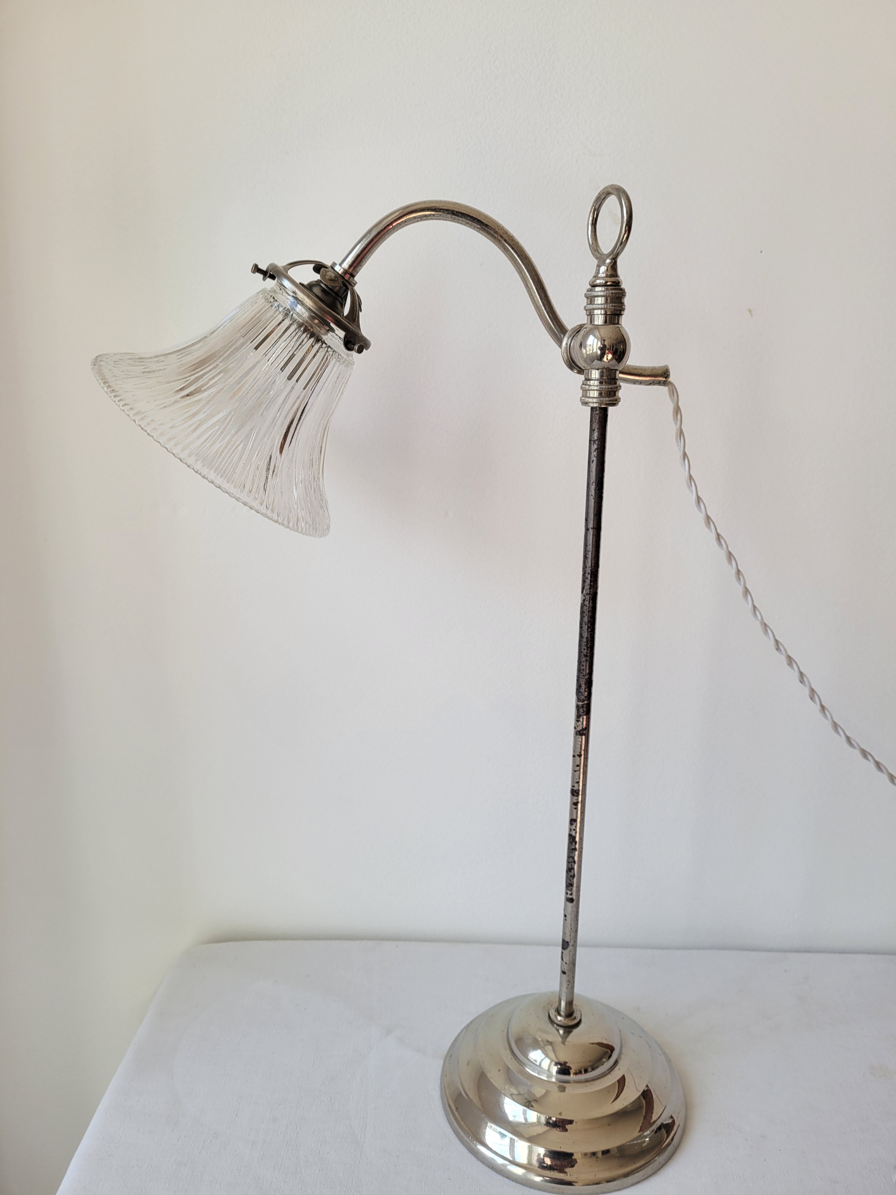 Lampe de bureau à bras orientable Holphane