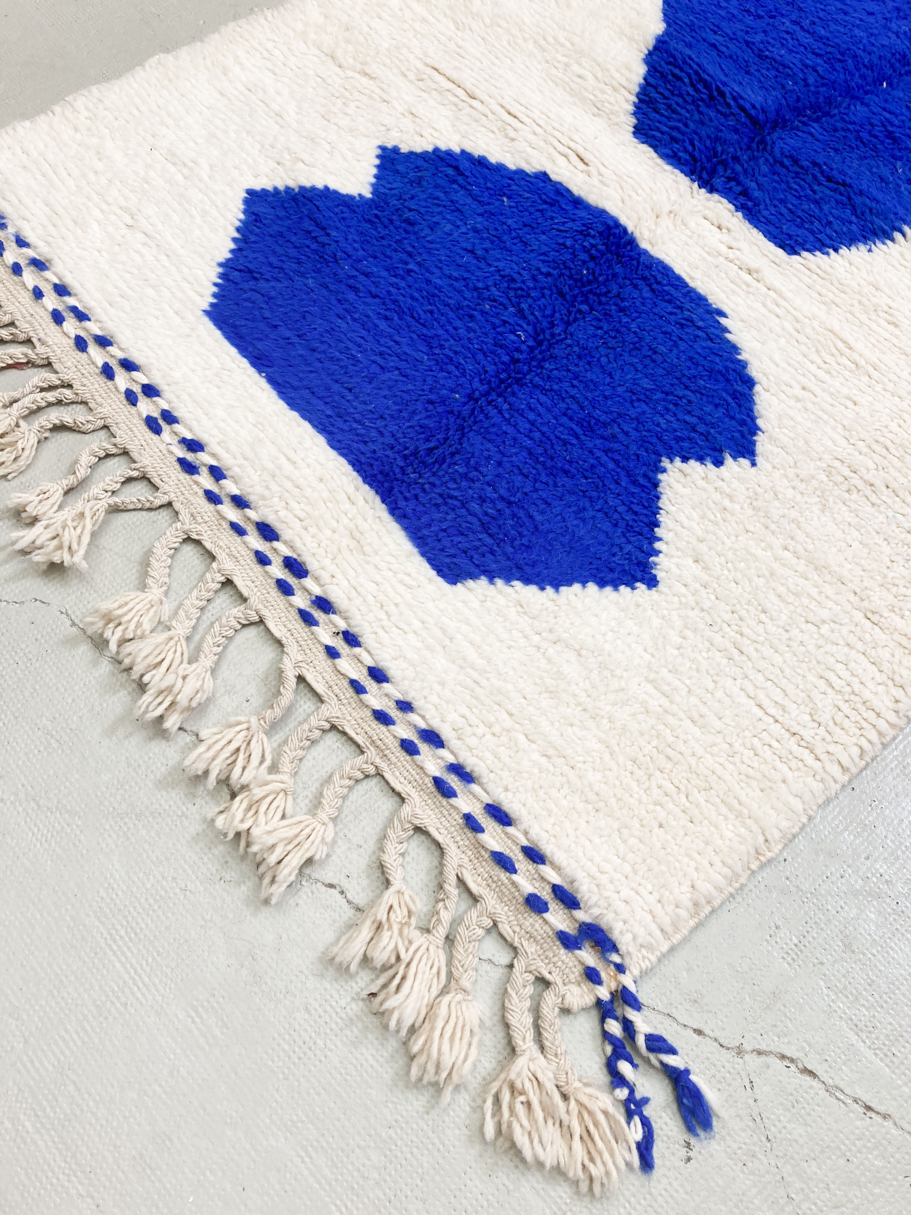 Moroccan Berber carpet beni ouarain contemporary with majorelle blue patterns