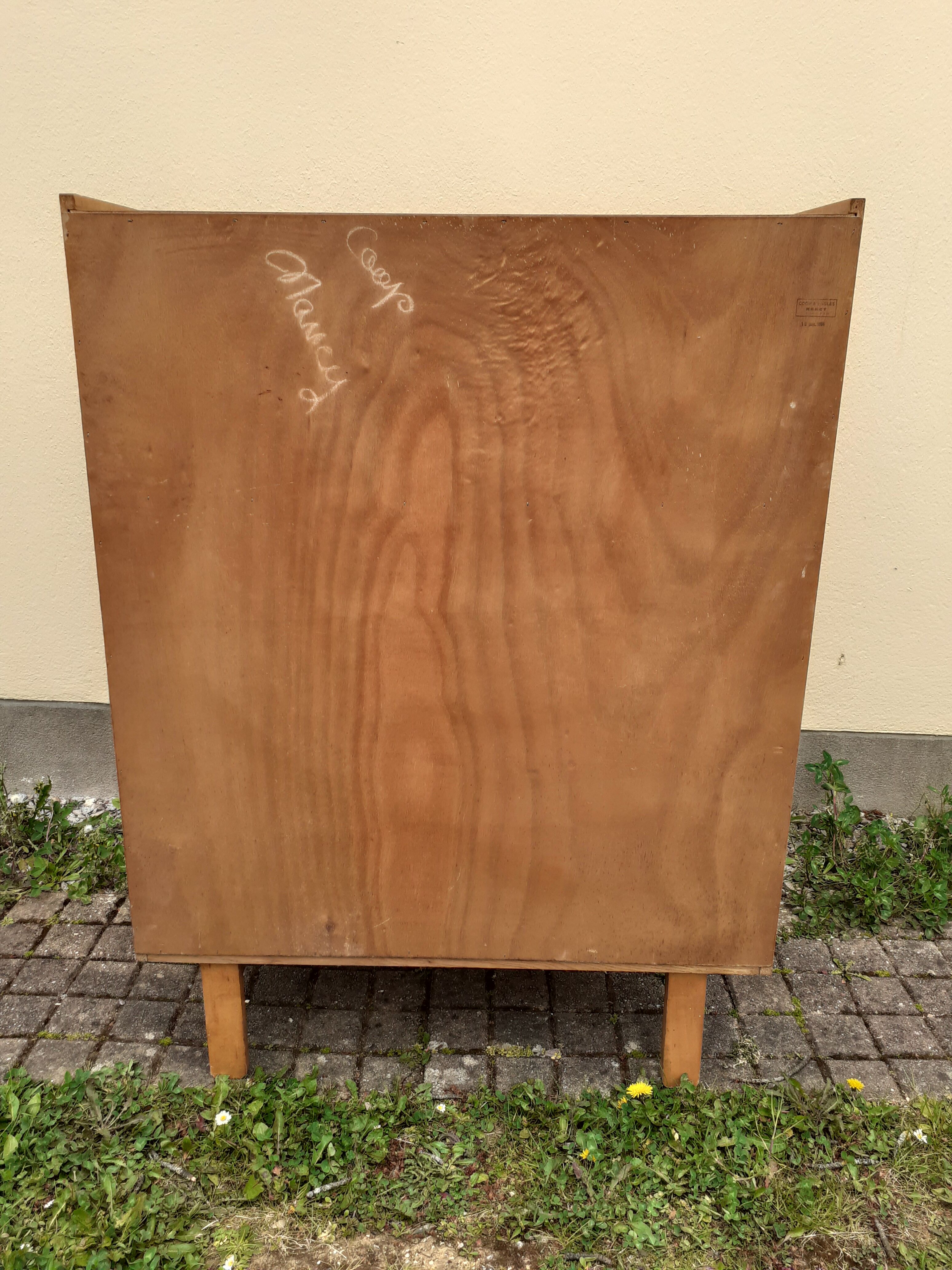 Commodity with vintage showcase