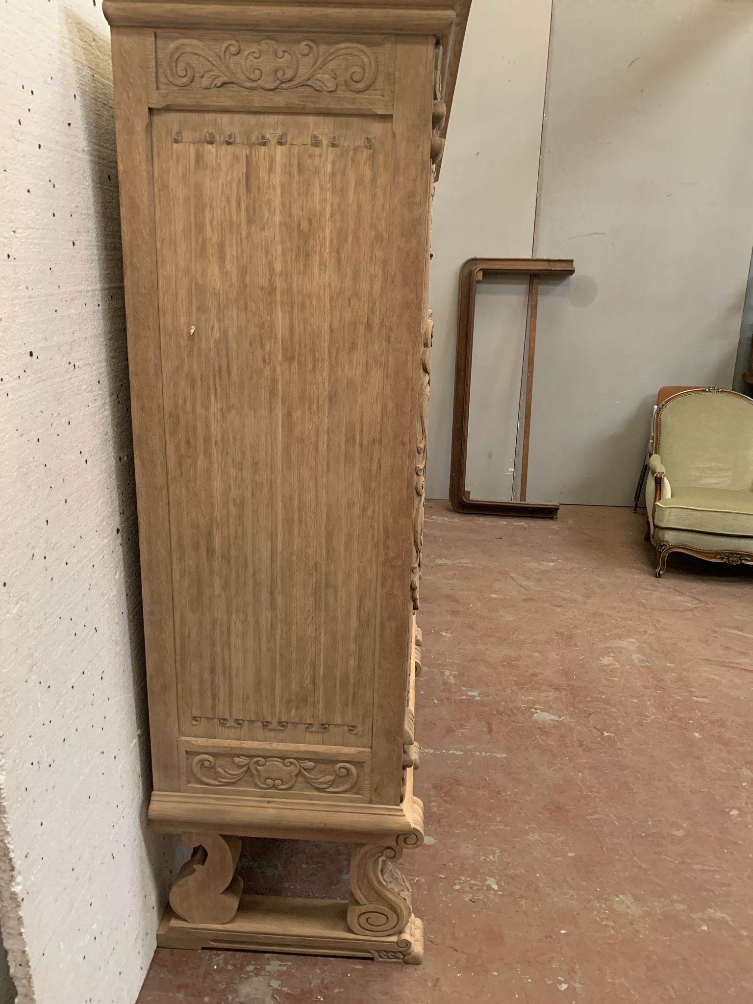 Buffet de style Renaissance en chêne massif XX siècle