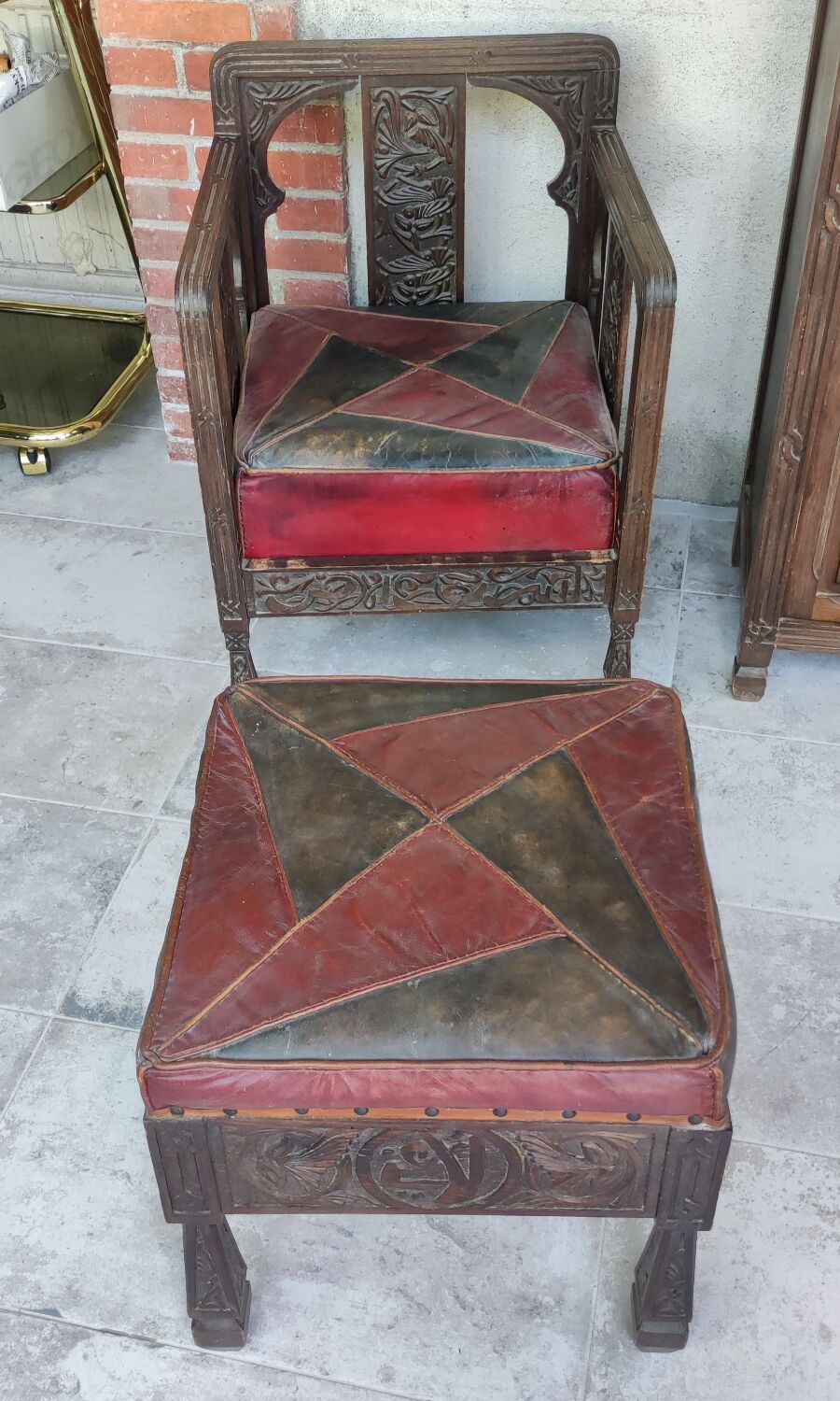 Ensemble 3 pièces meuble, fauteuil et pouf bois sculpté