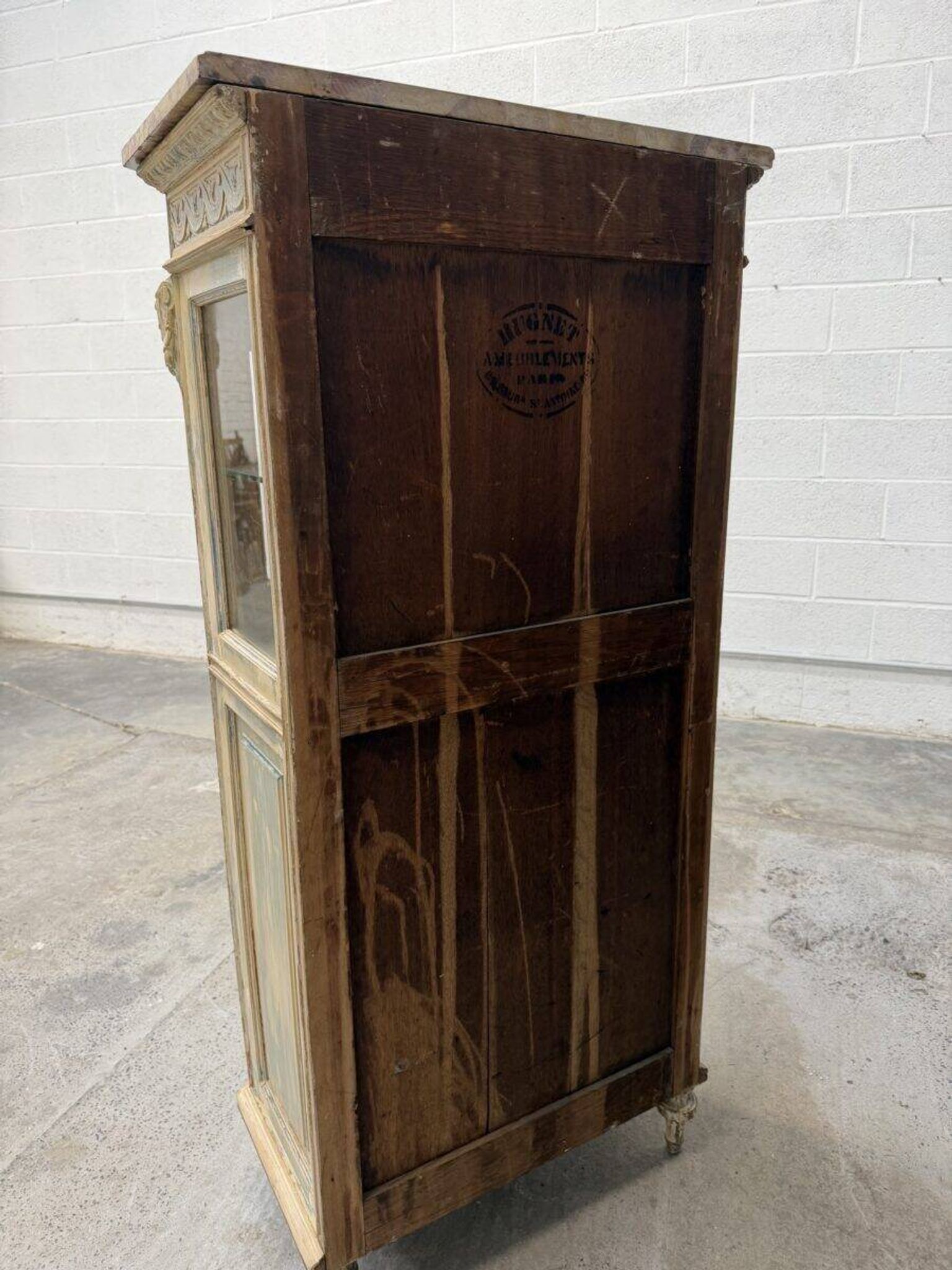 Louis XVI display cabinet from the early 20th century.