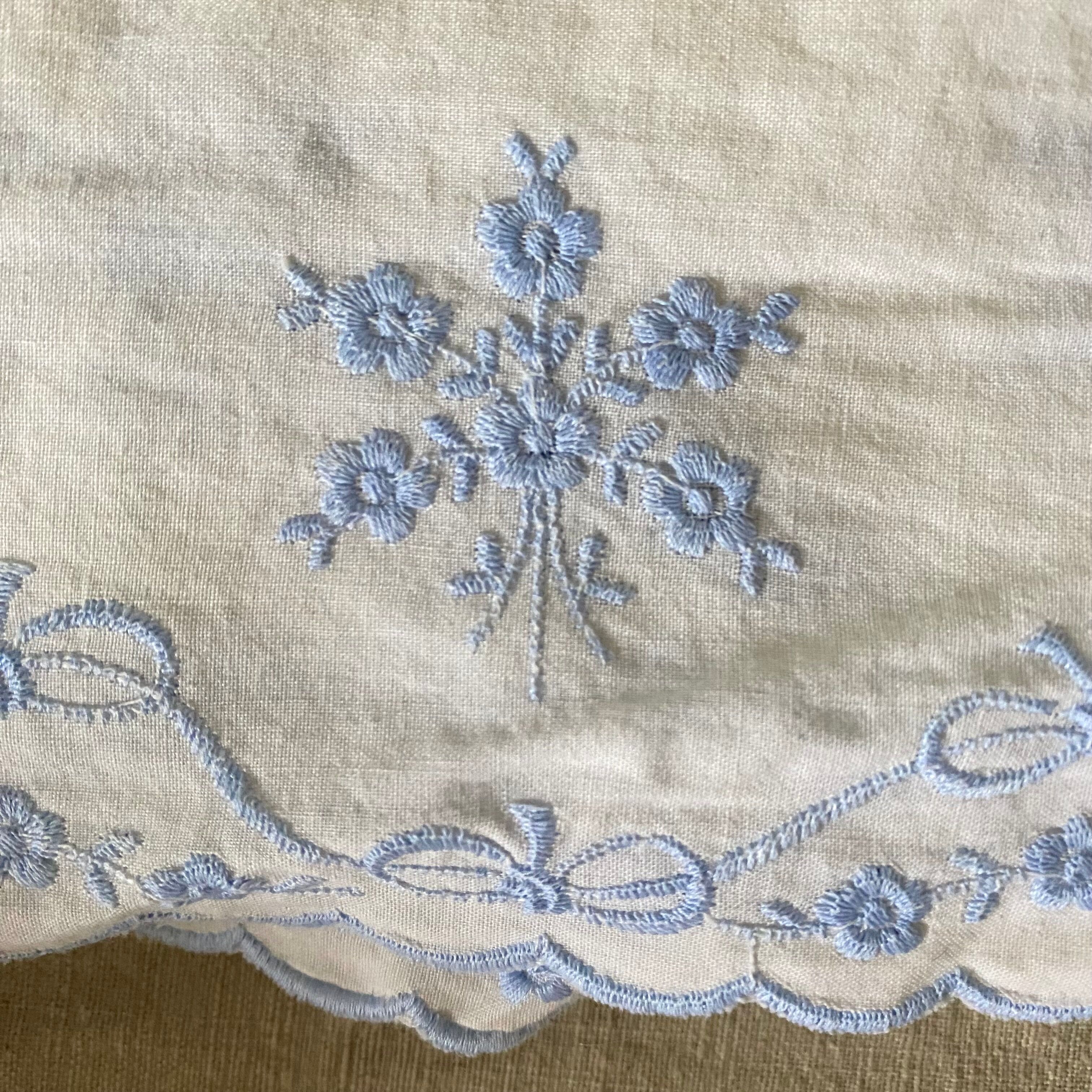Baby sheet embroidered with blue flowers