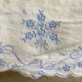 Baby sheet embroidered with blue flowers