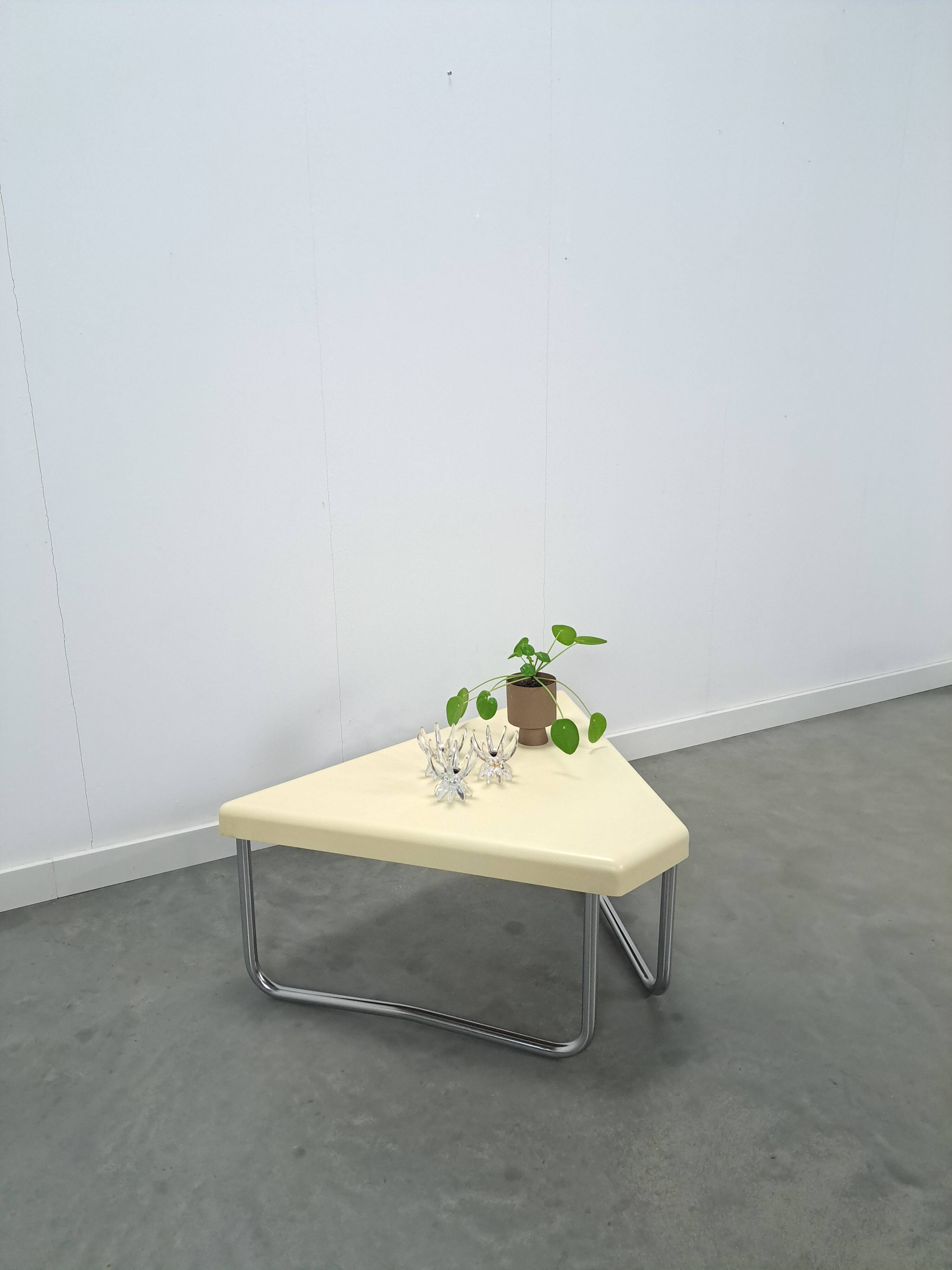 Table en plastique triangulaire de l'ère spatiale avec des pieds en tube chromé.