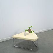 Space age driehoek kunststof tafel met chromen buisframe poten
