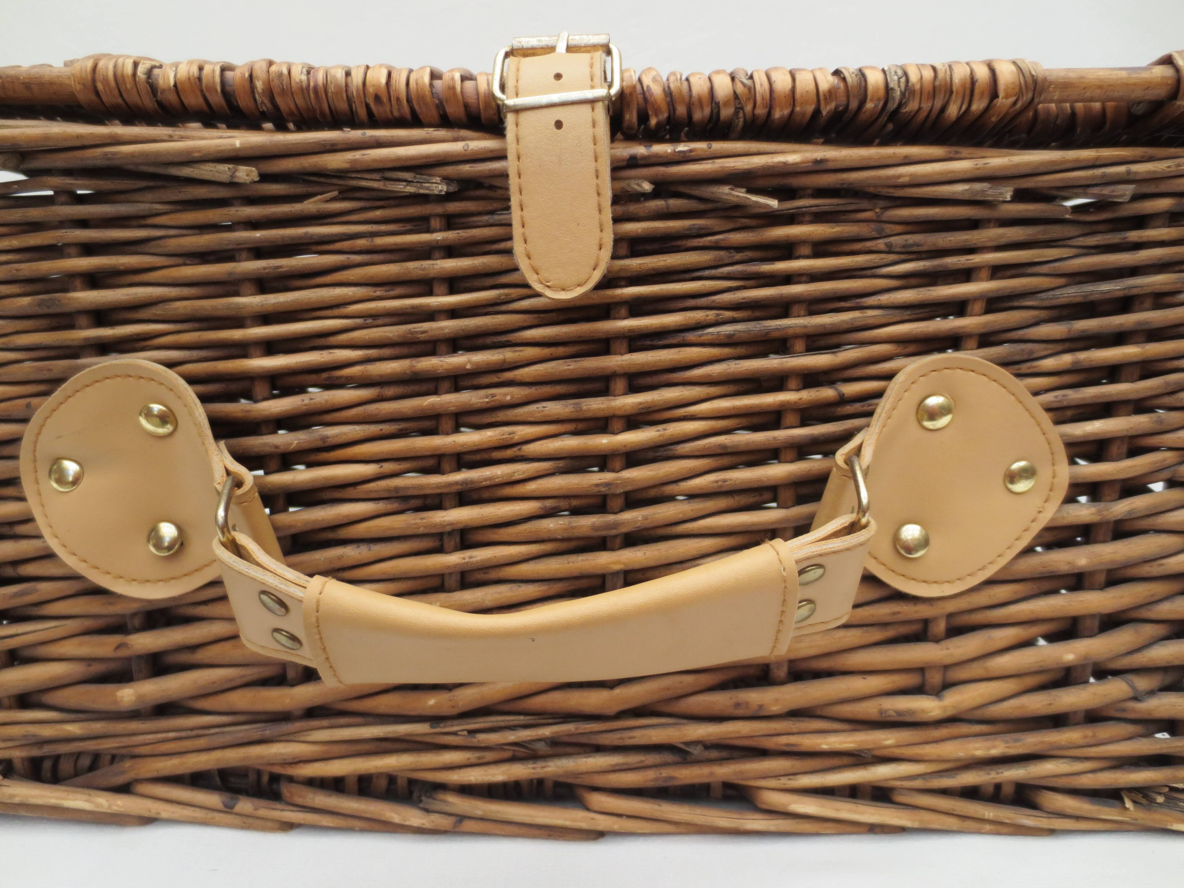 Rectangular wicker trunk