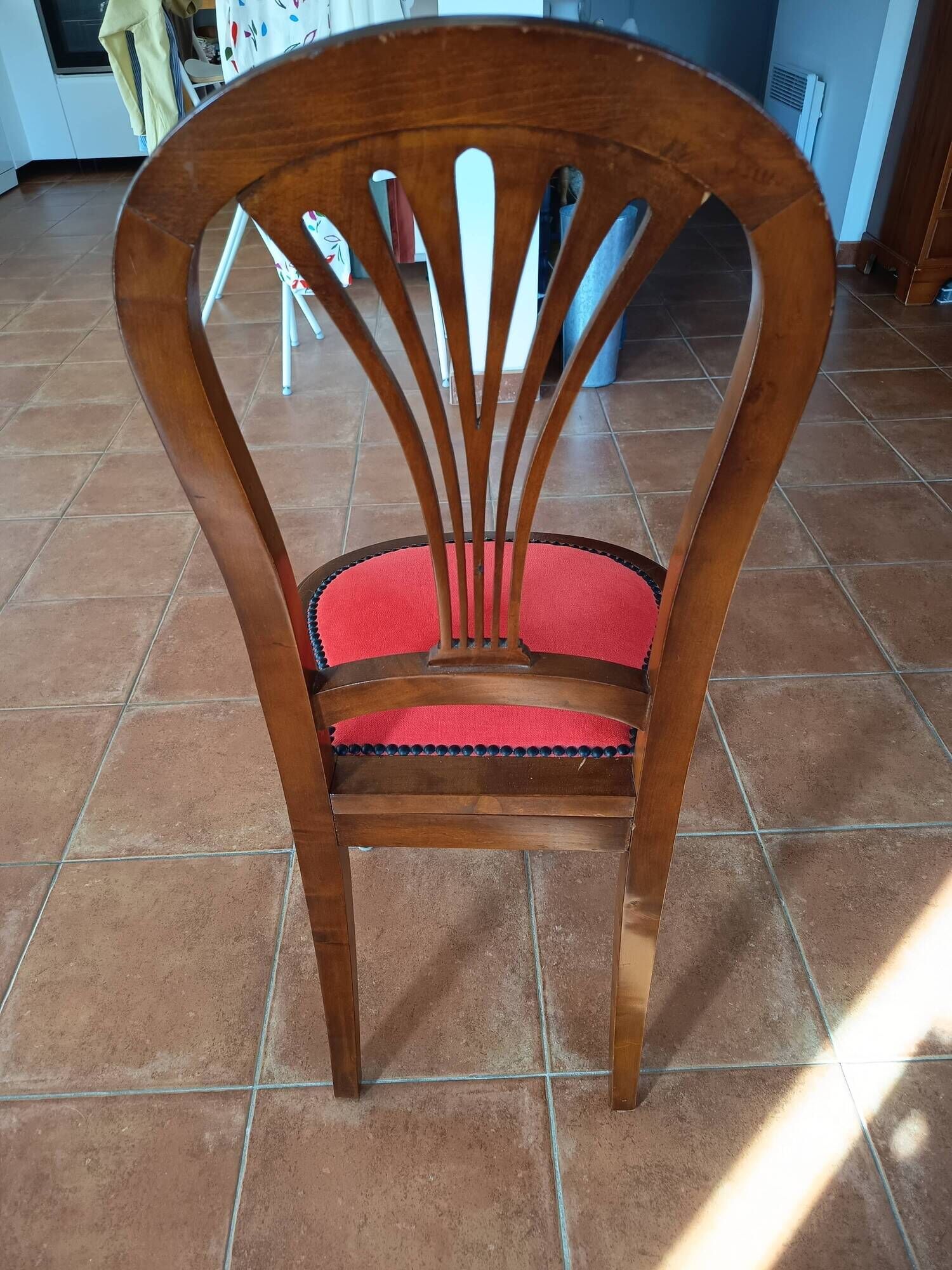 Vends 6chaises faisant partie d'une salle à manger complète en loupe d'orme