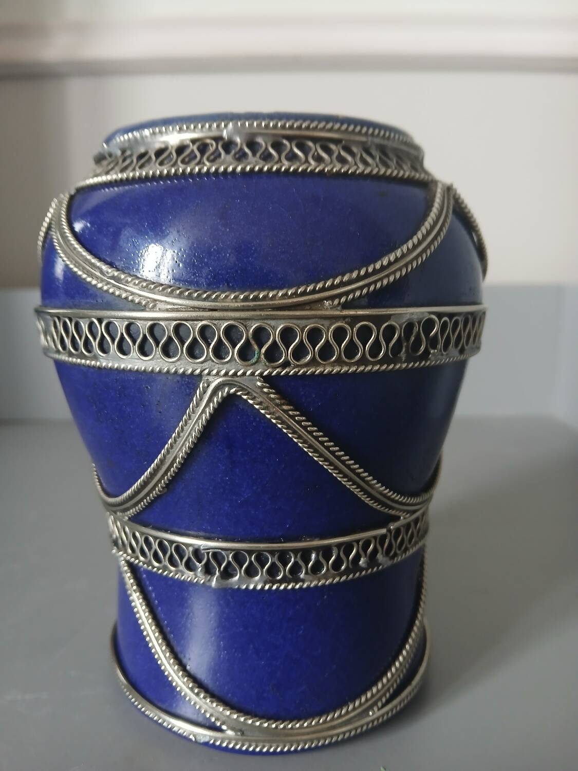 Petit vase marocain bleu cobalt1960 avec filigrane en argent travail a
