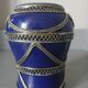 Petit vase marocain bleu cobalt1960 avec filigrane en argent travail a