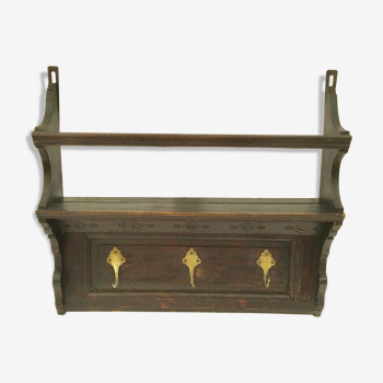 Ancienne étagère murale de cuisine en bois avec trois patères en laiton dimension : H-56cm- L-64,5cm