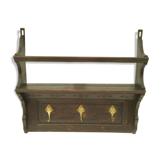Ancienne étagère murale de cuisine en bois avec trois patères en laiton dimension : H-56cm- L-64,5cm