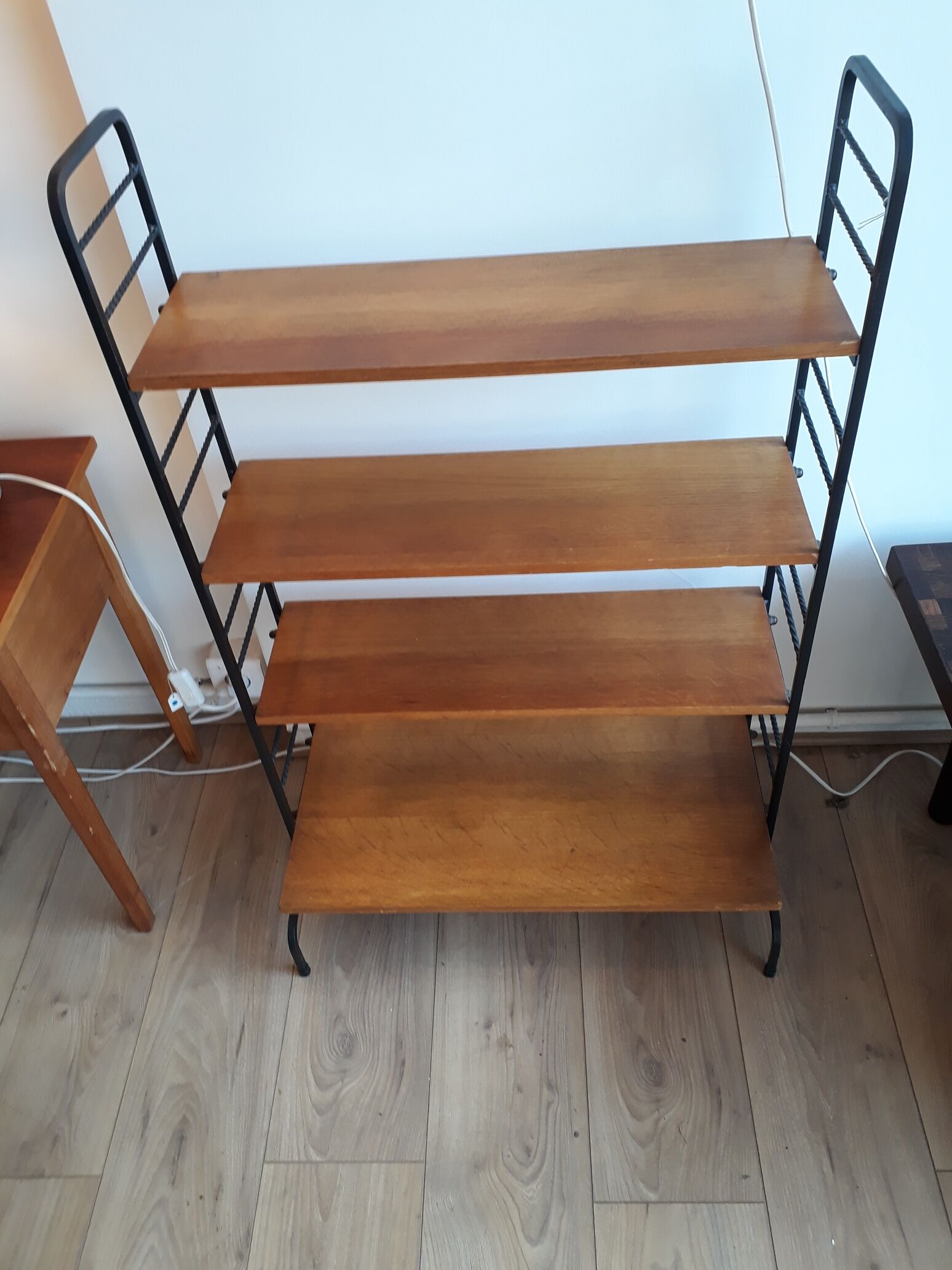 Etagère sur pieds bois clair et pieds métal années 50