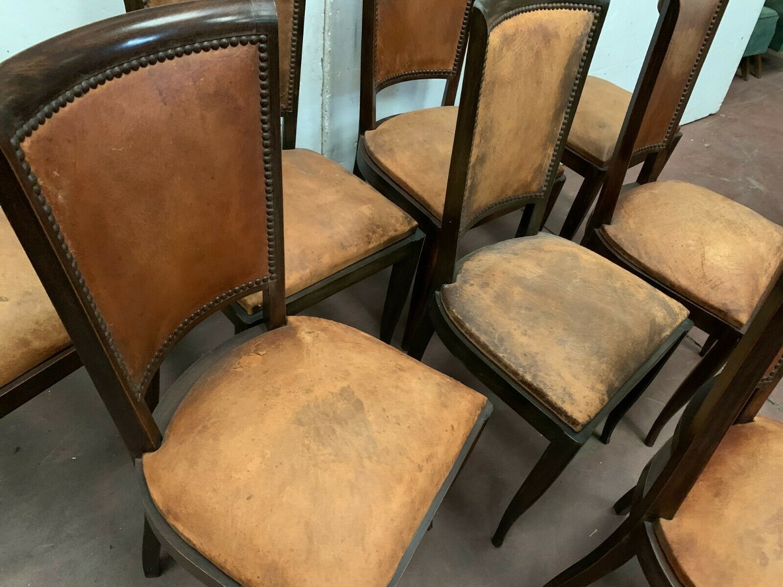 Suite of 8 seated tinted wooden chairs and tawny leather backrest 1970s