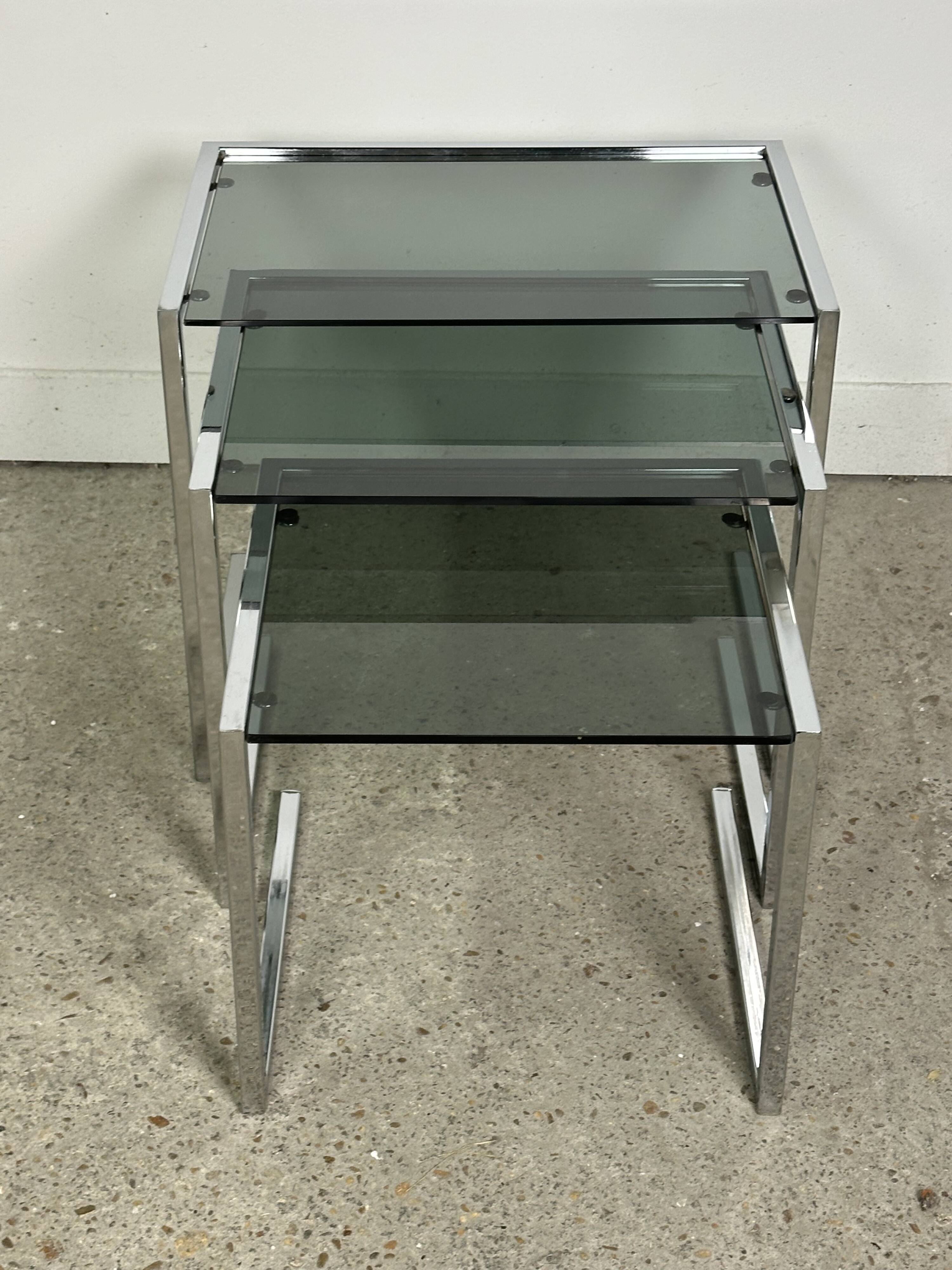 Nesting table in chrome metal and smoked glass 1980