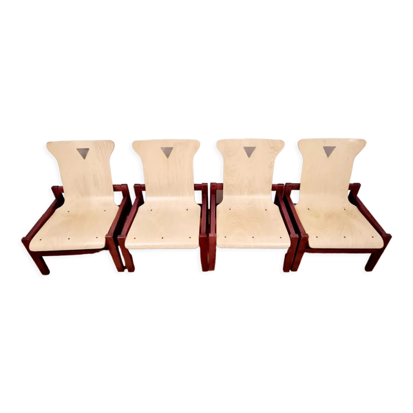 Suite de quatre chauffeuses en bois teinté violine et chêne clair, vers 1980 — Beyit