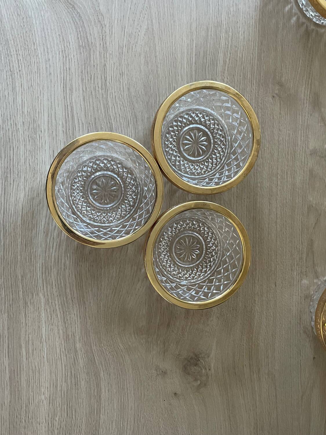 Salad bowl and cups in cut glass and brass