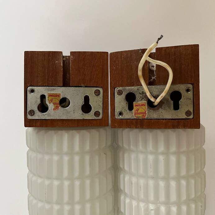 Paire d'appliques murales Philips vintage en teck et opaline