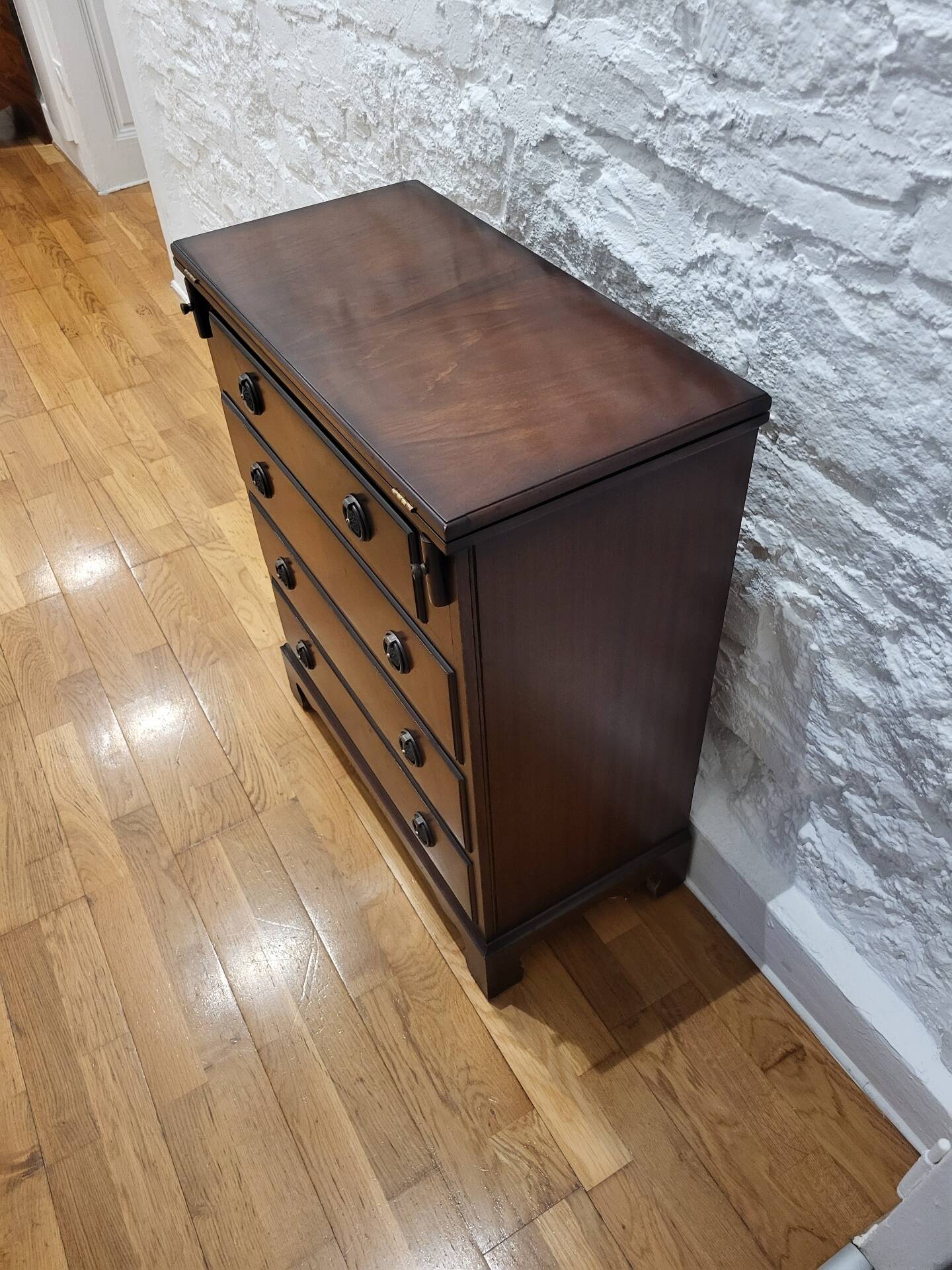 Commode /coffret célibataire acajou style néo géorgien