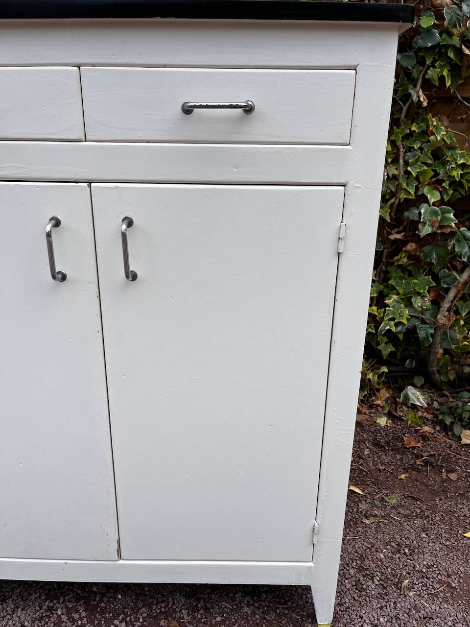 Vintage white sideboard with 2 doors and 2 drawers