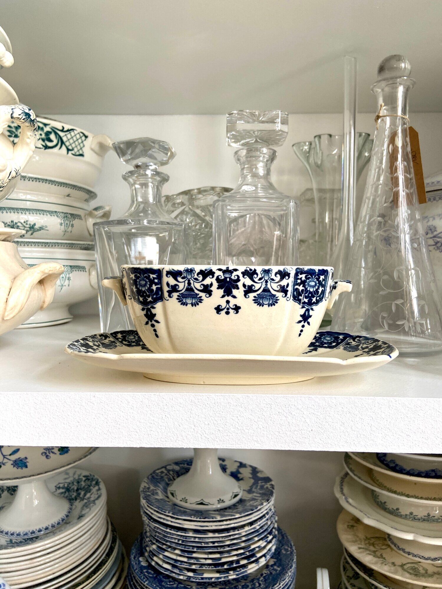 Saucière Gien en terre de fer, service "Blue Ibis" late nineteenth century
