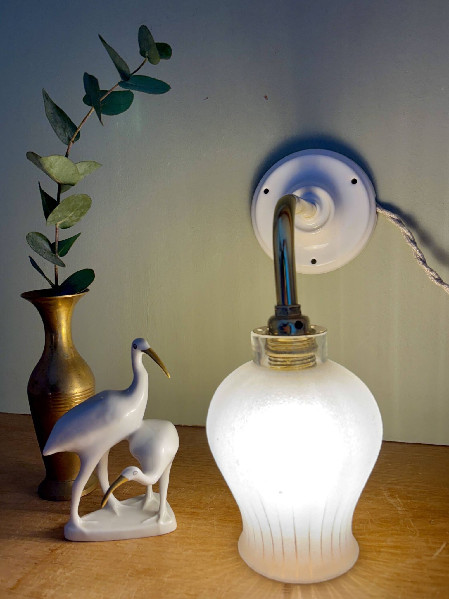 Applique coudée tulipe vintage en verre granité blanc