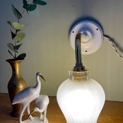 Applique coudée tulipe vintage en verre granité blanc