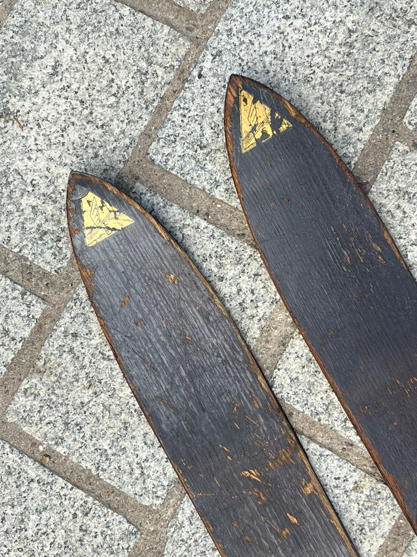 Paire de skis vintage en bois L = 198 cm