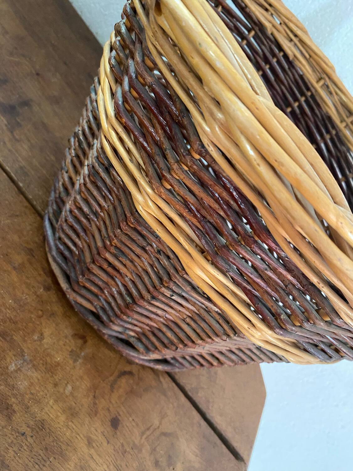 Round two-tone wicker basket from the 80s.