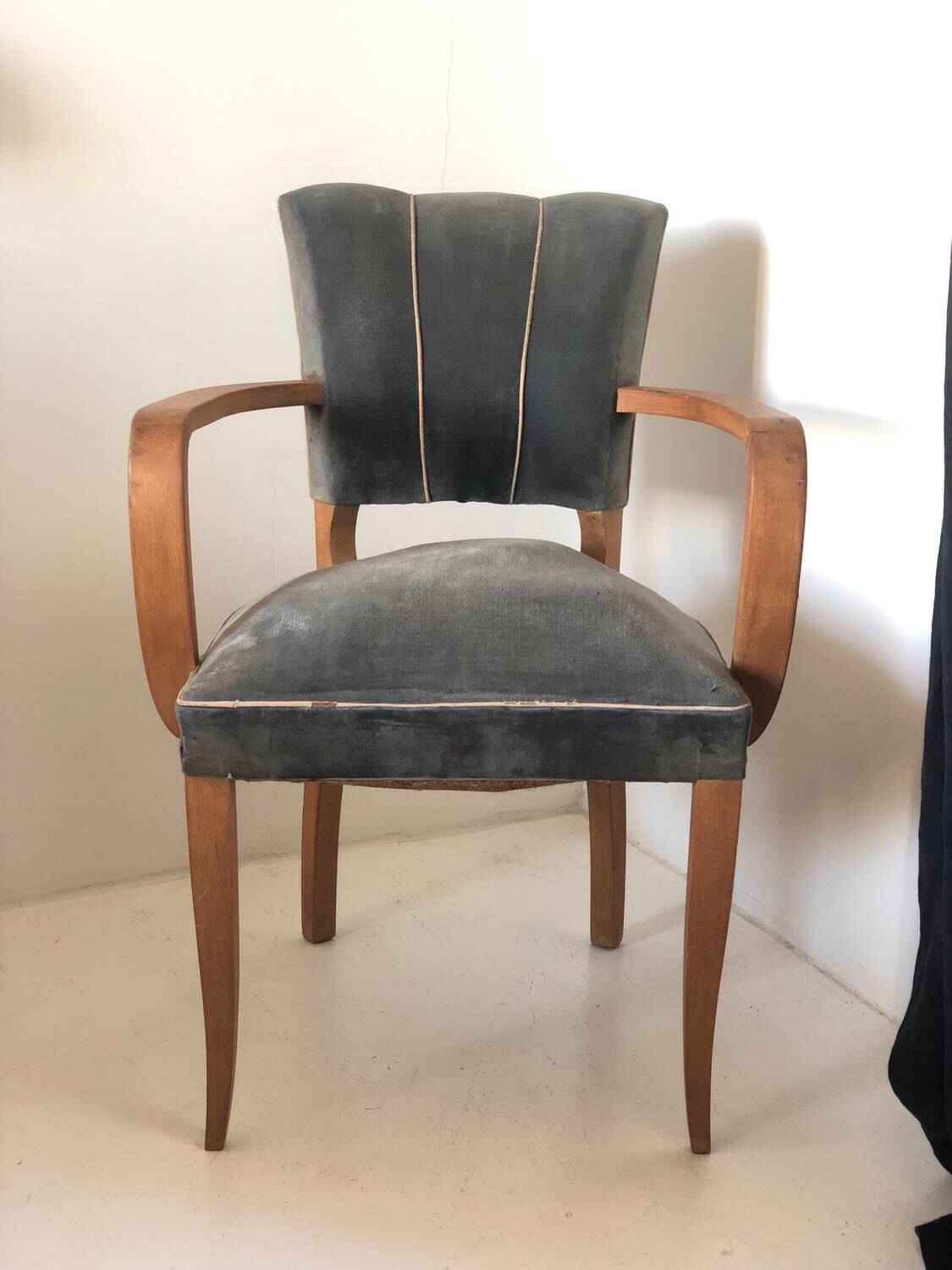 Armchair bridge mustache in blue gray velvet