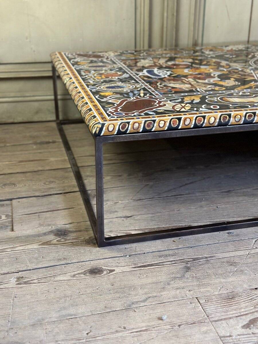 Table basse en marqueterie de marbre vers 1990