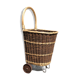Panier à bûches vintage en osier sur roulettes