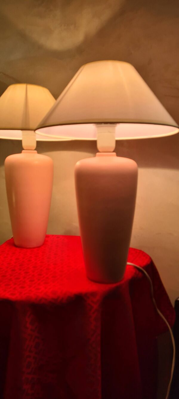 paire de lampes 1970 ceramique rose mat et abat jour blanc cassé  neuf inte
