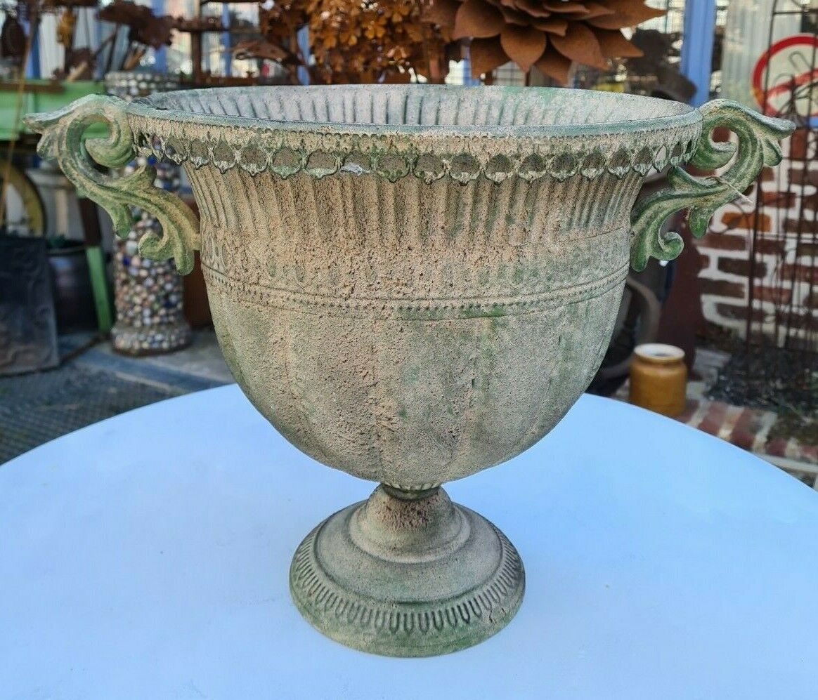 Medici vase in patinated iron