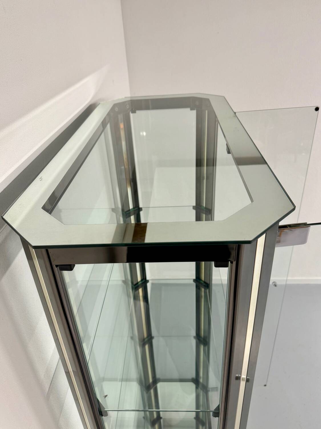 Antique display cabinet shelf in brass metal Italian design from the 70s