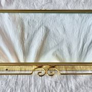 Miroir mural Hollywood Regency en laiton doré - 70 x 46 cm