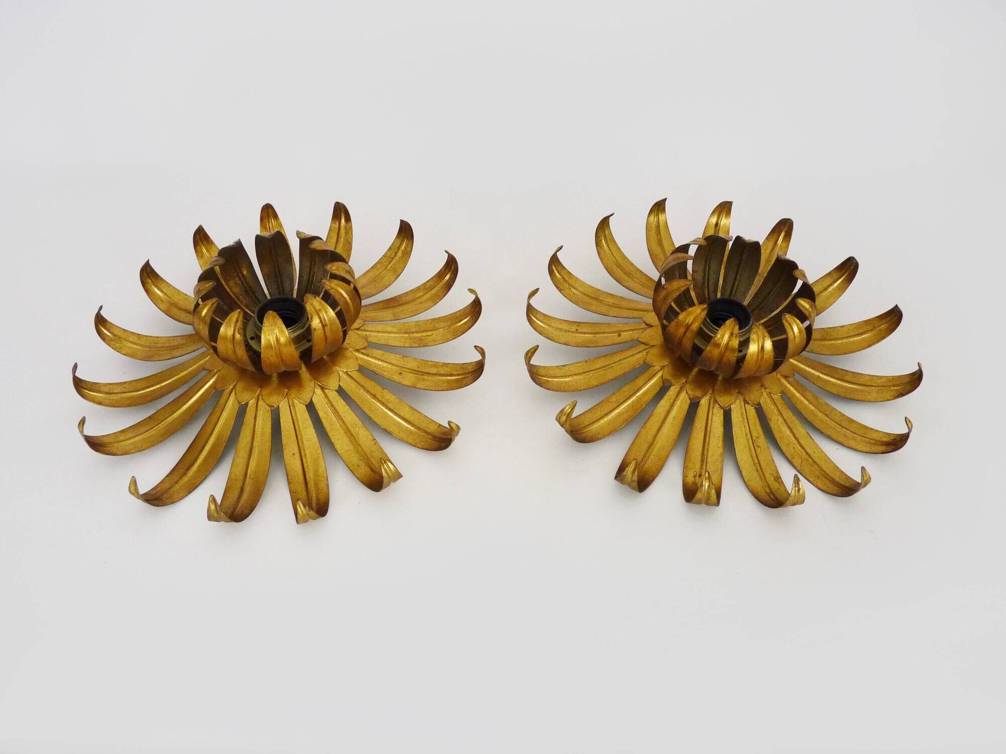 Pair of palm tree wall lights in gold metal. 70s